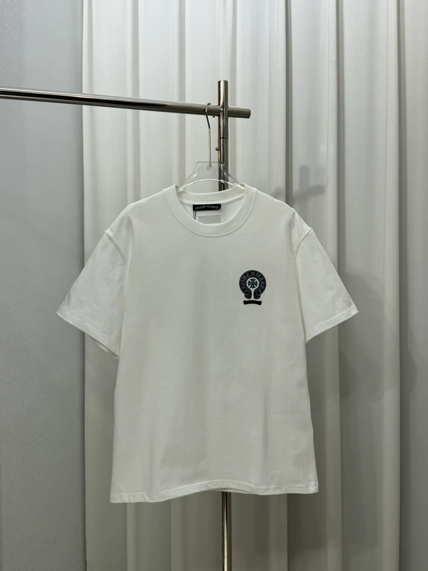 P180 Chrome Hearts unisex short-sleeved T-shirt, light luxury, customized cross logo stamp gradient process, 320g 100% double yarn pure cotton fabric, collar label, hangtag, main mark and three complete labels. Size: S M L XL